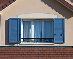 fenêtre maison avec volet a battant bleu