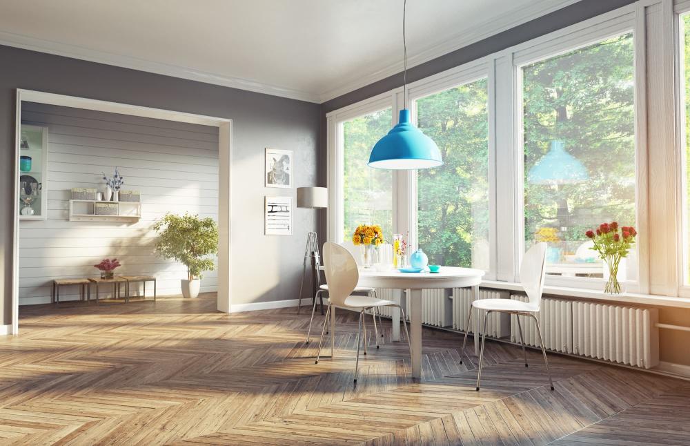 salle à manger avec grande fenetres